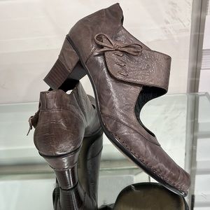 Karston Leather Side Strap Closure Chunky Heel Booties Shoes in Brown Grey 38/ 7